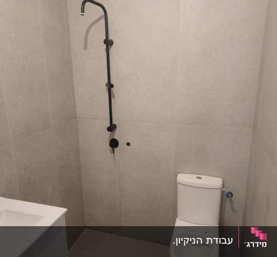 חדר רחצה ושירותים מודרני ומבריק לאחר ניקיון יסודי